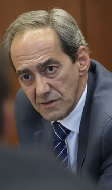 Jos Manuel Gonzlez-Pramo en su despacho de la sede del BCE durante la entrevista / Hannelore Foerster